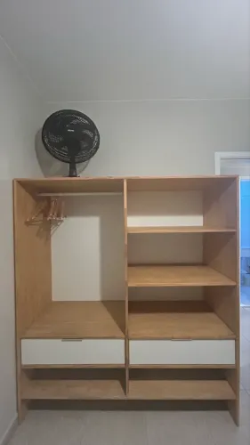 Guarda roupas em madeira sem portas com cabideiro