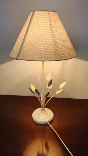 Abajur de Mesa em Metal Imitando Folhas
