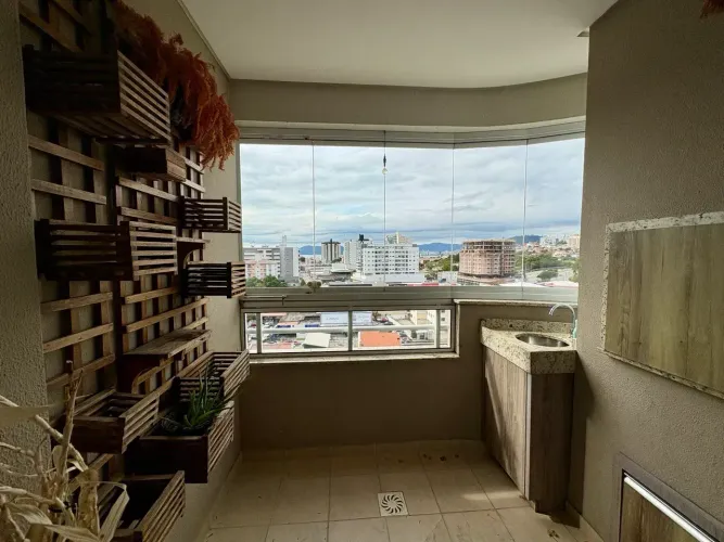 Apartamento mobiliado 2 dormitórios com sacada e churrasqueira no Estreito