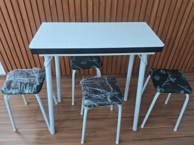 Mesa Dobrável com 4 bancos **NOVA**