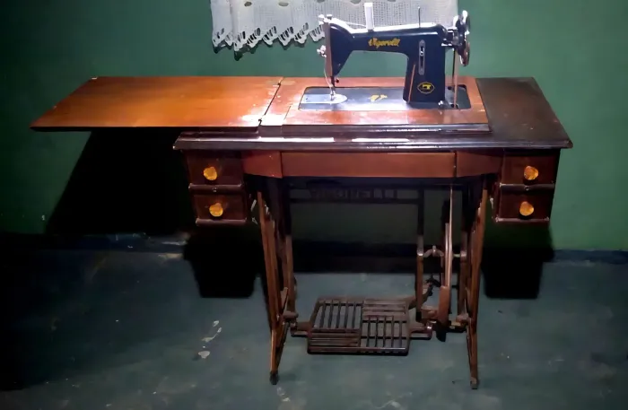 Máquina de Costura Vigorelli Antiga de Pedal c/ Gabinete de Madeira Original<br>