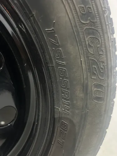 ? Vendo pneu completo com aro 175/65 R 14