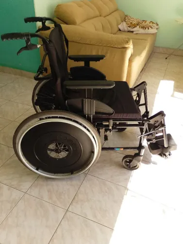 Cadeiras de rodas inclinável com apoio para o pescoço.