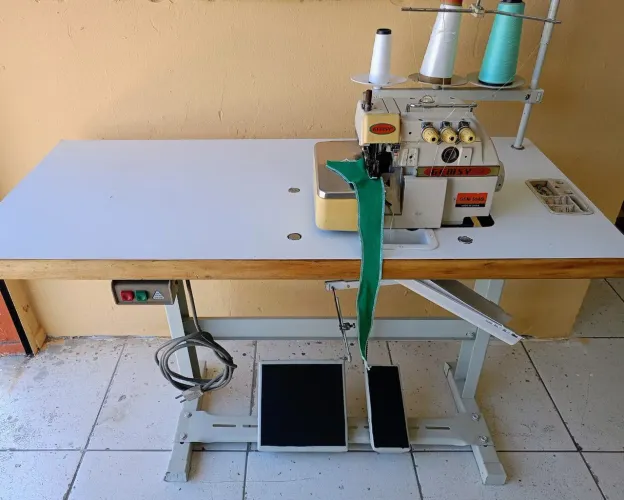 Vendo uma máquina de costura Overloque industrial