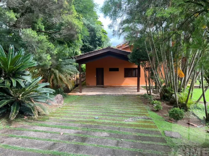 Excelente Casa com Piscina, Churrasqueira, 4 suítes em um dos melhores condomínios ha 1hr 