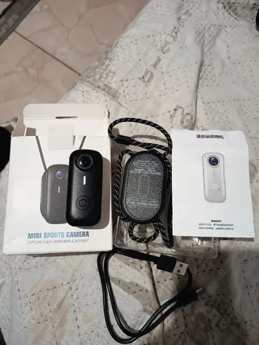 Mini câmera de ação com cordão magnético