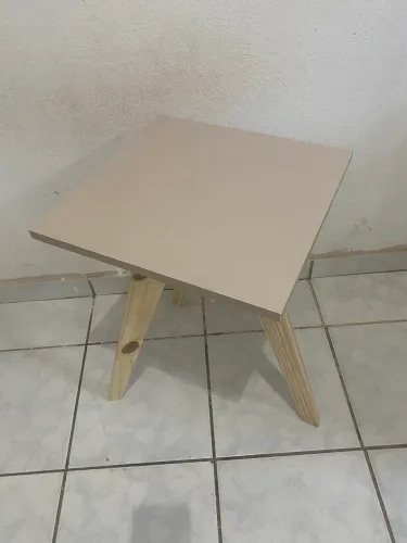 Mesa retrô quadrada cinza decorativa