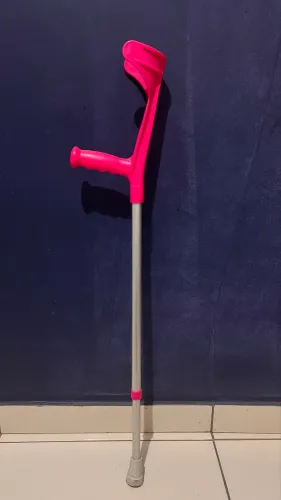 Vendo uma muleta rosa