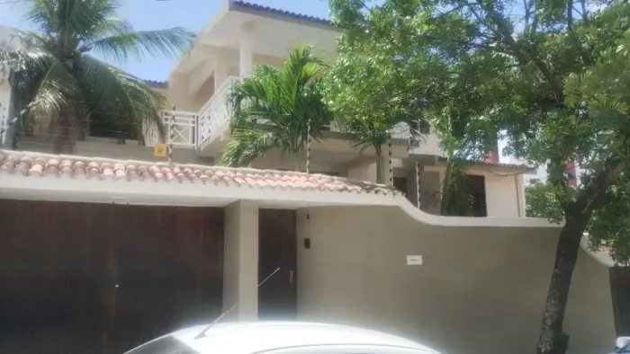 Ampla casa na Gruta. 510m² de área construída. 4 quartos sendo 3 suítes. Lote 14x30m