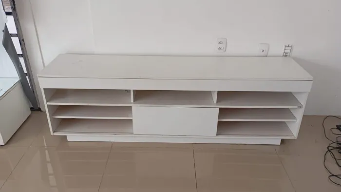 Rack branco de MDF + mesinha de centro com tampo espelhado