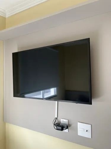 TV 43 POLEGADAS SAMSUNG + CHROMECAST + LED TRASEIRO