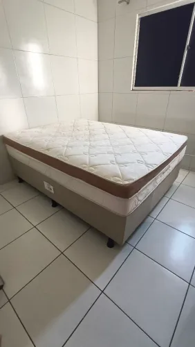 Vendo cama casal seme nova, super conservada, molas ensacadas. Com menos de um ano de uso.