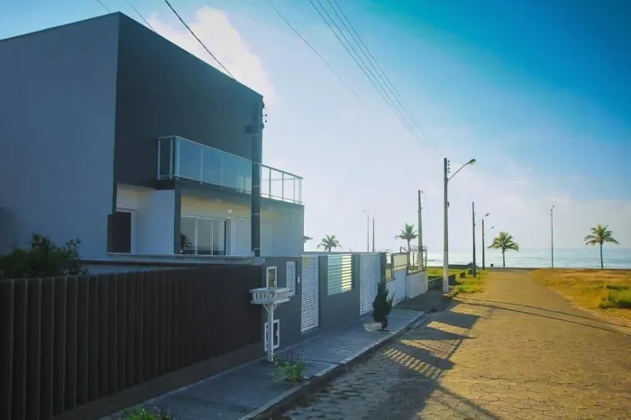 Sobrado Alto padrão com 4 quartos apenas 50 metros do Mar em Barra Velha - SC
