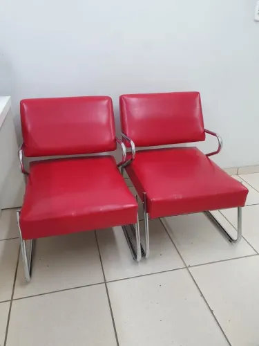 Par de Poltronas para Recepção - Estrutura Cromada e Estofado Vermelho