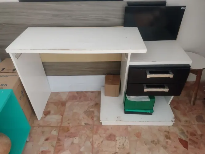 Mesa de escritório e painel de Tv