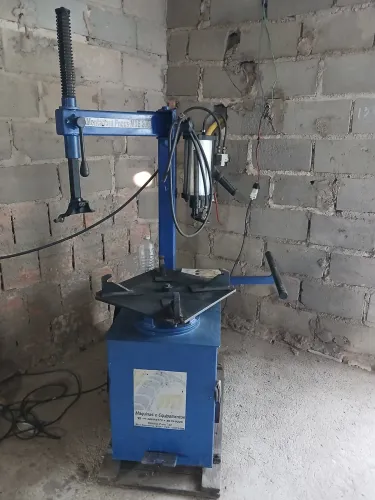 Desmontadora Pneumática Trifásico Seminova no valor de 3.200,00.