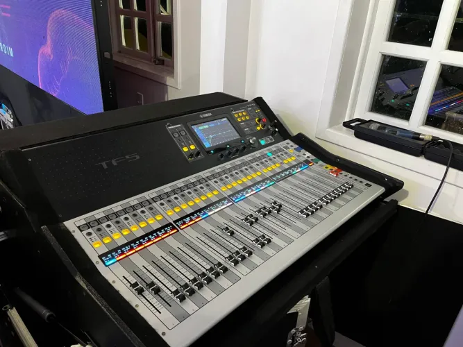 Console de mixagem digital - TF5 Yamaha 48 canais (32 entradas e 16 saídas)