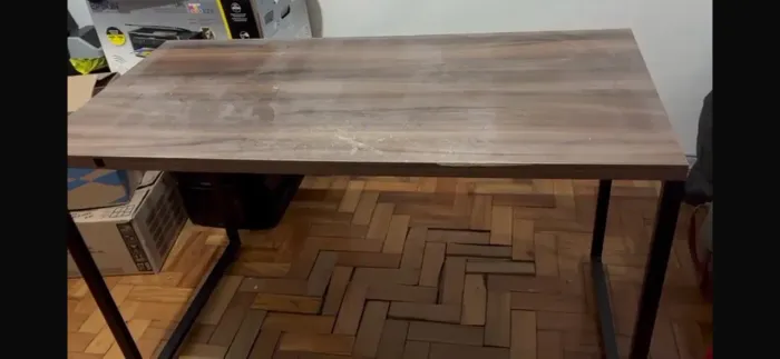 Mesa de escritorio marrom