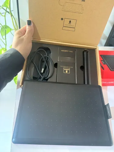 Mesa Digitalizadora One By Wacom CTL472, Pequena, Pen LP-190K, Preto e Vermelho