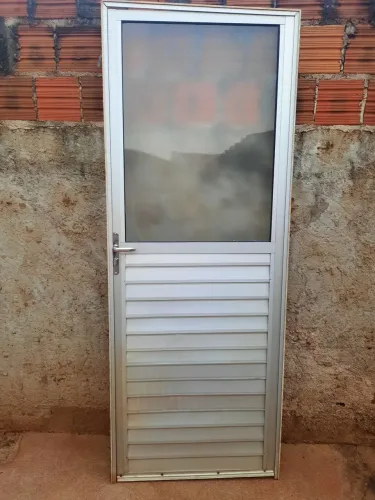 Porta de alumínio vidro temperado com fechadura