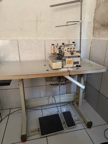 Vende-se uma máquina overloque