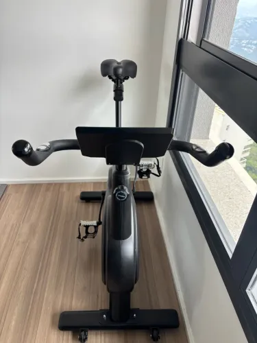 Bicicleta ergométrica de spinning Sixxis Life com painel digital