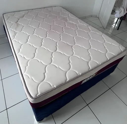 Cama e colchão em ótimo estado
