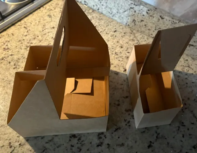 Vendo 90 caixas de lembrancinhas resistentes de papelão.