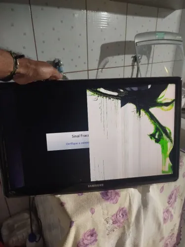 TV monitor Samsung T24A350 , tela quebrada para ""retirada de peças""