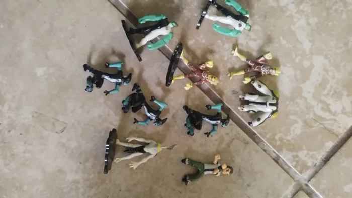 Lote miniaturas Ben 10 com base