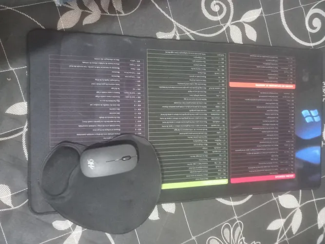 Mousepad e mouse sem fio.