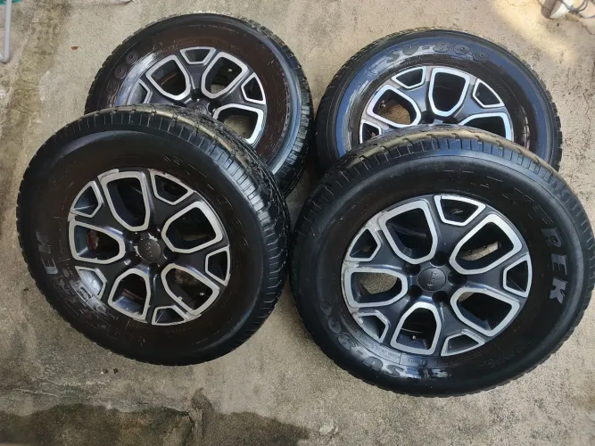 Vendo 4 pneus medidas 235/70/16 R$: 1.500,00