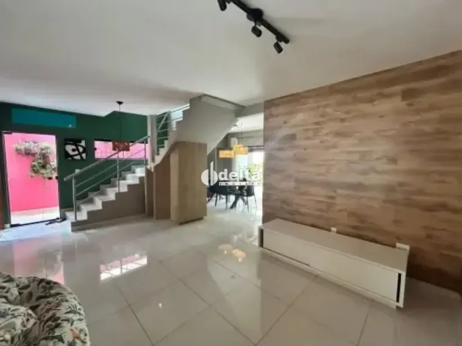 Casa com 3 quartos sendo 1 suíte disponível para venda no bairro Bosque dos Buritis em Ube