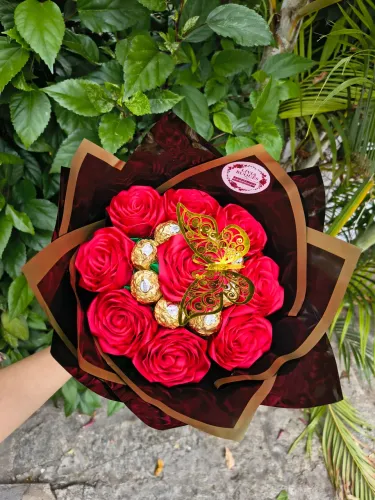 Buquês de rosas de cetim com chocolate 