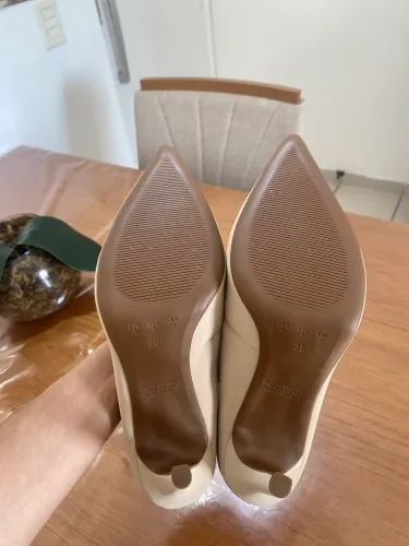 Scarpin cor off white salto 10 cm