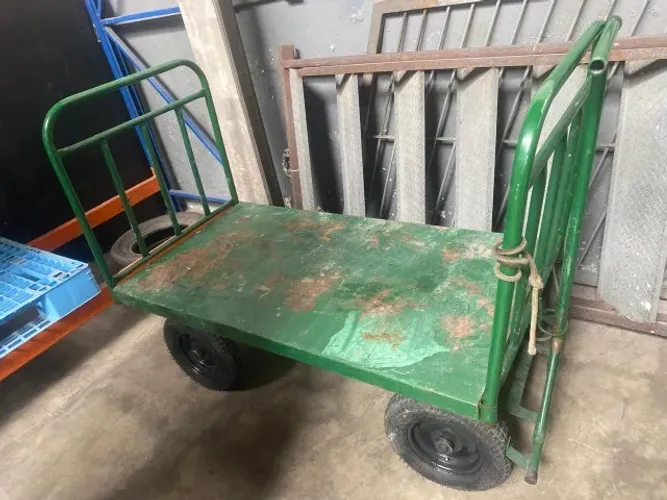 carro plataforma industrial de aço com duas abas