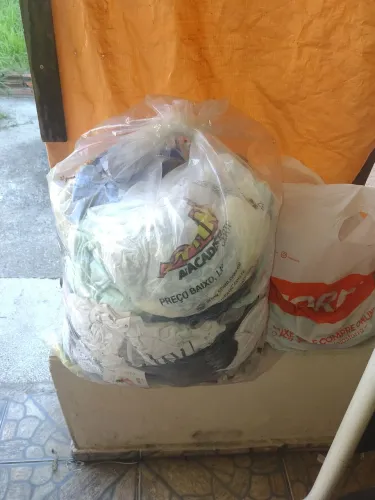 Estou doando esse saco de roupas de criança