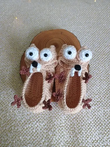 Sapatinho de bebê em crochê do Scrat 8,5 cm
