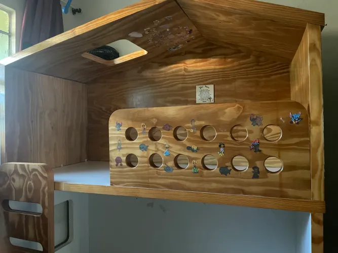 Cama pra sua criança em cima é embaixo bem conservada