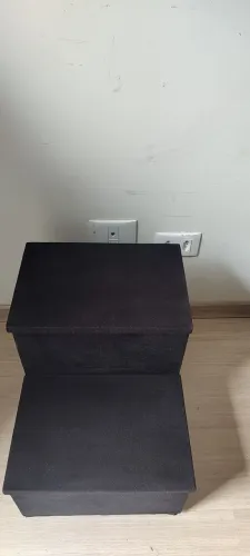 Escada aveludada com baú