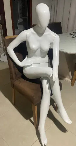 Manequim sentado feminino branco