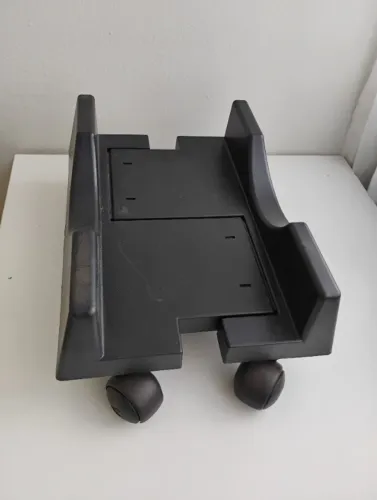 Suporte para CPU com rodinhas