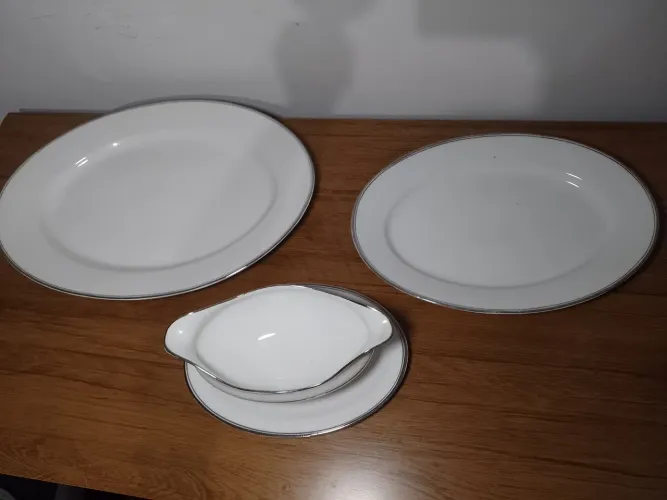 conjunto de jantar de porcelana branca com detalhes em prata 3 peças