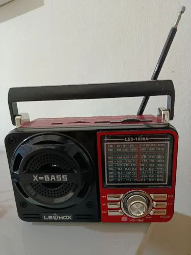 Rádio portátil Lehmax vermelho bluetooth, USB, AMFM, pilha, bateria recarregável, lanterna