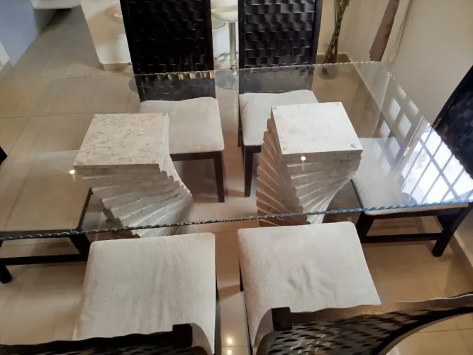 FAMÍLIA VENDE TUDO - Mesa em vidro 10MM - Com bases em Mármore Travertino + 6 cadeiras