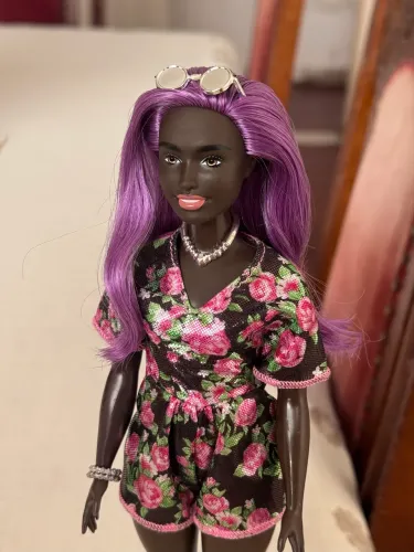 Boneca Barbie Fashionista (n 125) - Negra com Cabelo Roxo e Vestido Floral - Corpo Curvy