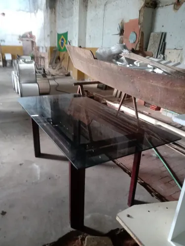 Vendo mesa com tampo de vidro fumê