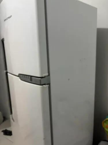 Geladeira Brastemp 220w, algumas marcas de uso lado de fora, mas dentro tudo novo 