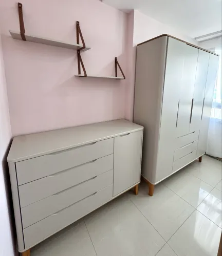 Quarto completo de bebê/ Berço/Roupeiro/Comoda