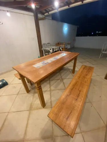 Mesa de madeira maciça com os bancos
